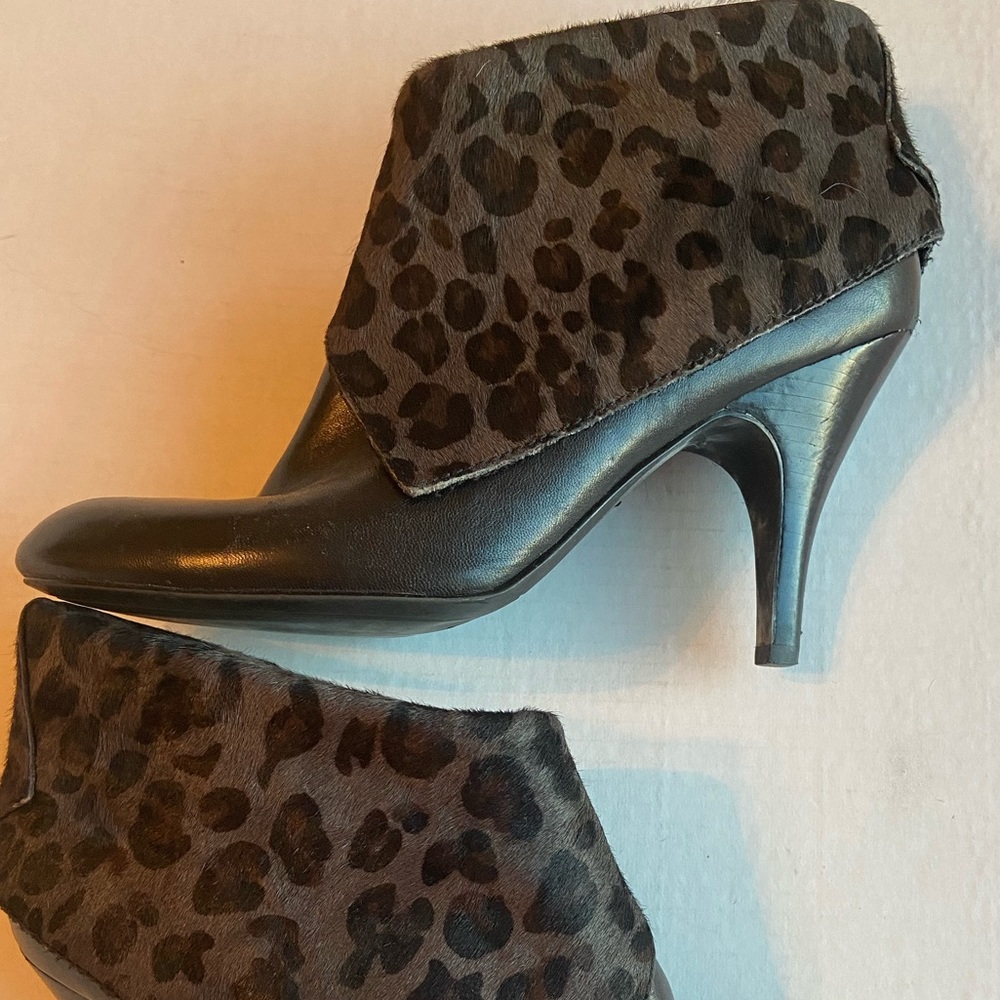Nine West 11 gray and black leopard print booties